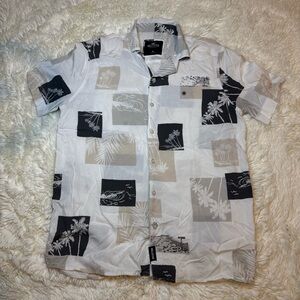 Hollister mens medium short sleeve button shirt tropical theme black/white/beige